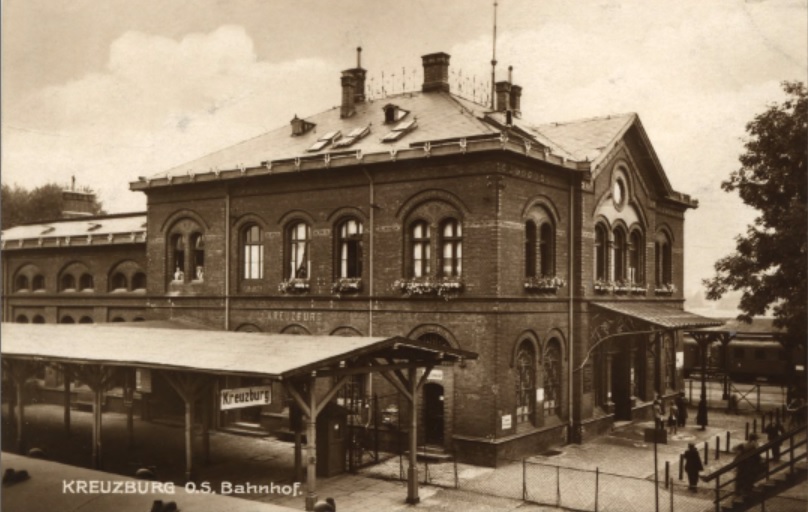 Na zdjęciu widać dworzec PKP w Kluczborku. Około roku 1939.