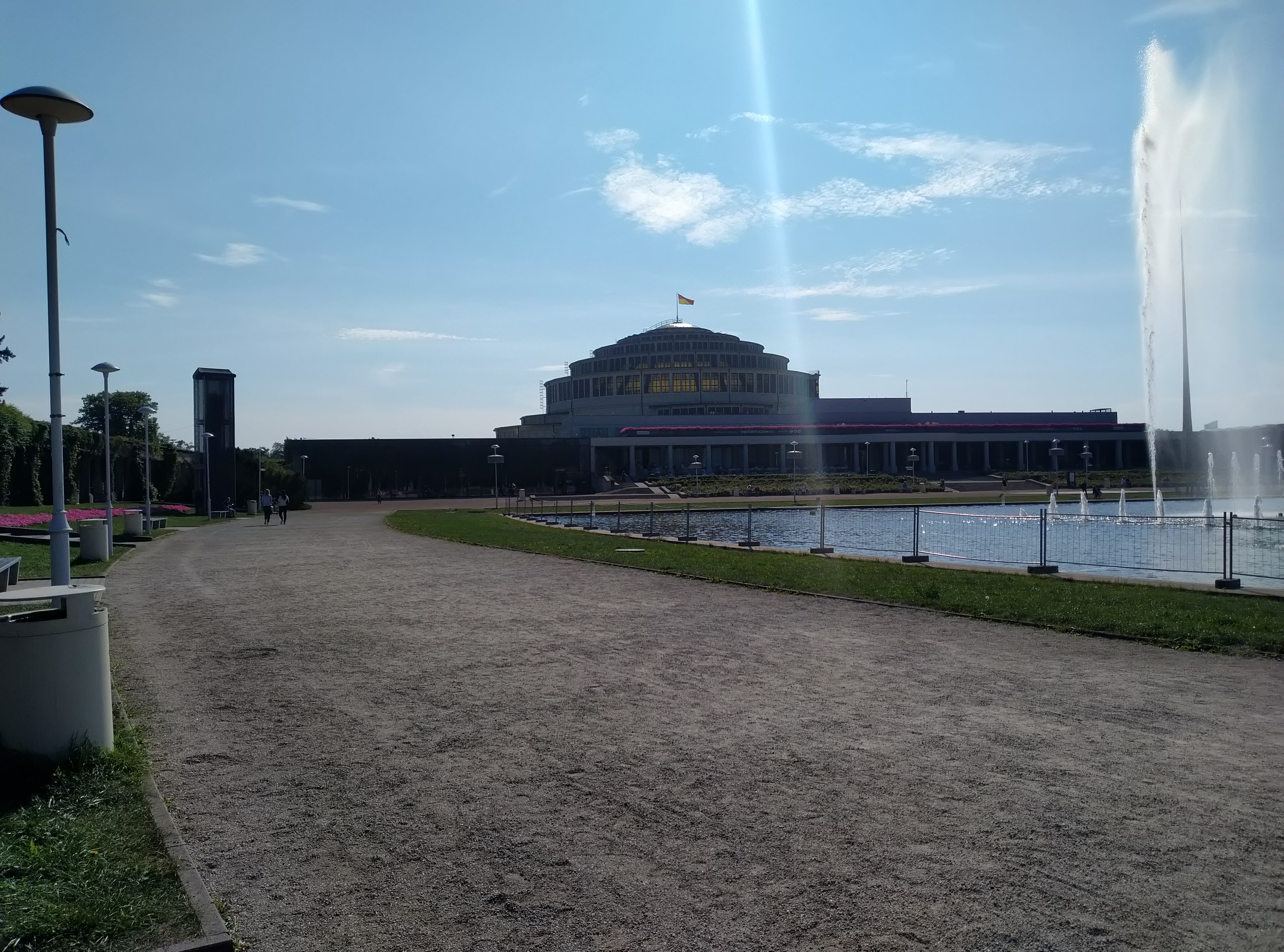 Na zdjęciu jest pokazana Hala Stulecia lub inaczej zwana Halą Ludową. Ta hala znajduje się We Wrocławiu na ulicy Wróblewskiego koło Wrocławskiego ZOO.