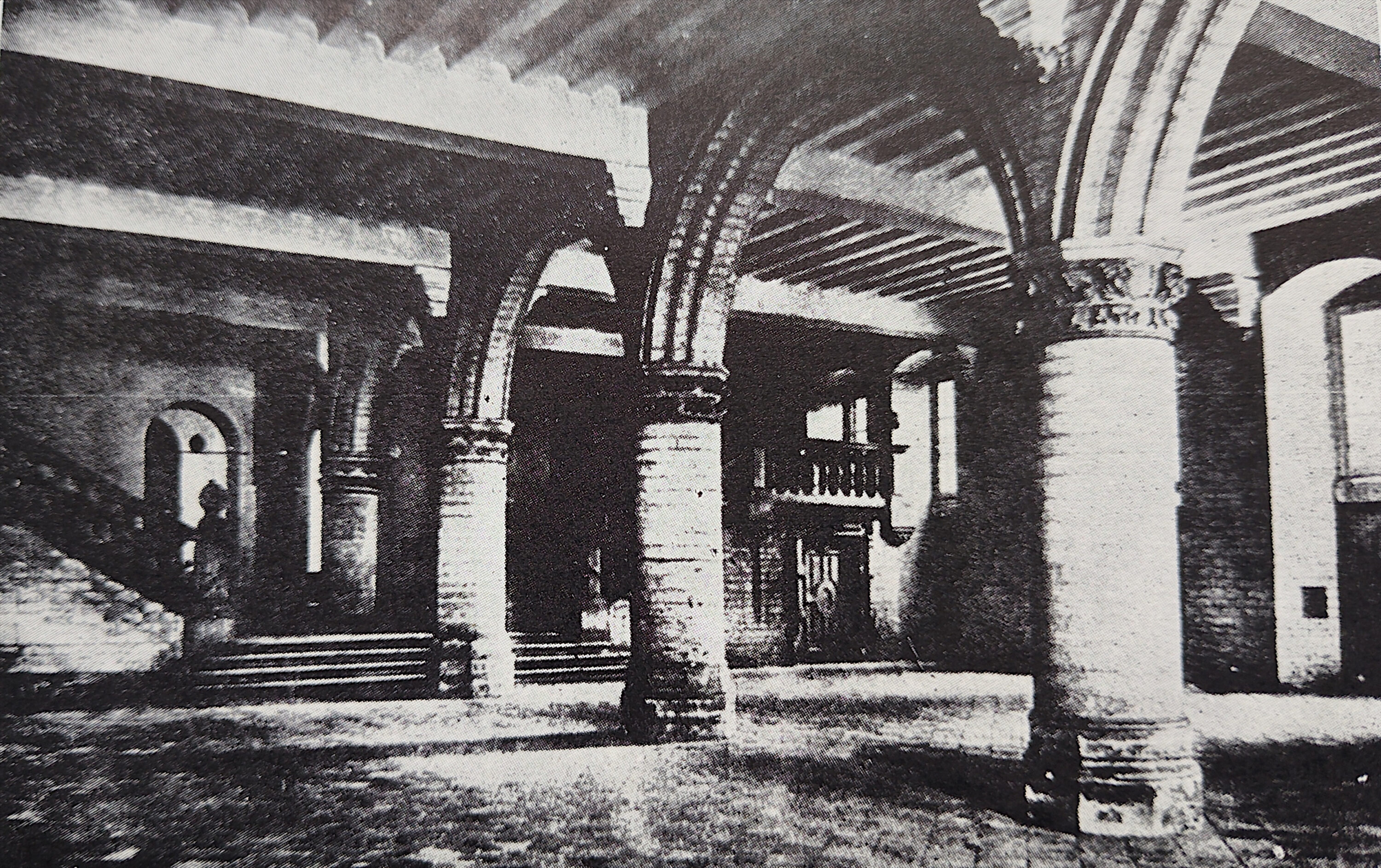 Uniwersytet katolicki w Louvain. Dwunawowa hala dawnego Domu Sukienników z XV w., zaadaptowany w r. 1432 na reprezentacyjny budynek uniwersytecki.Źródło: M. Zlat, Ratusz wrocławski.