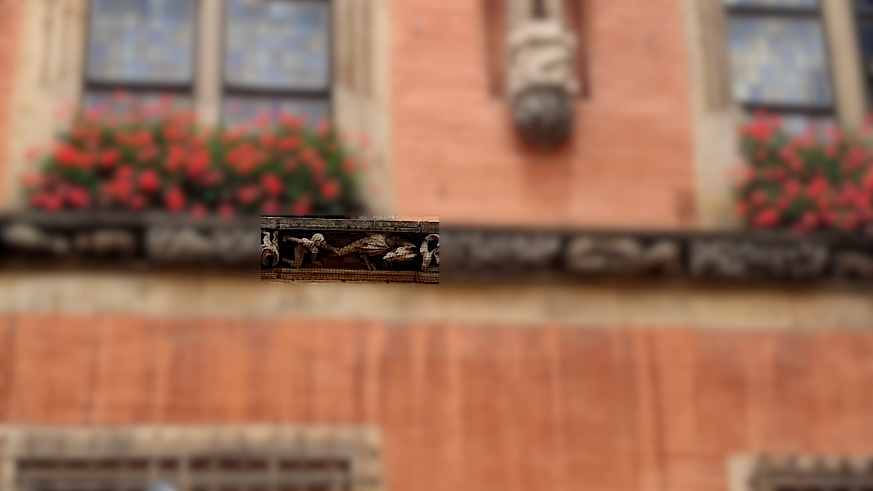 Fragment południowej fasady ratusza we Wrocławiu – scena z walką św. Jerzego ze smokiem. Fot. Paweł Słupianek