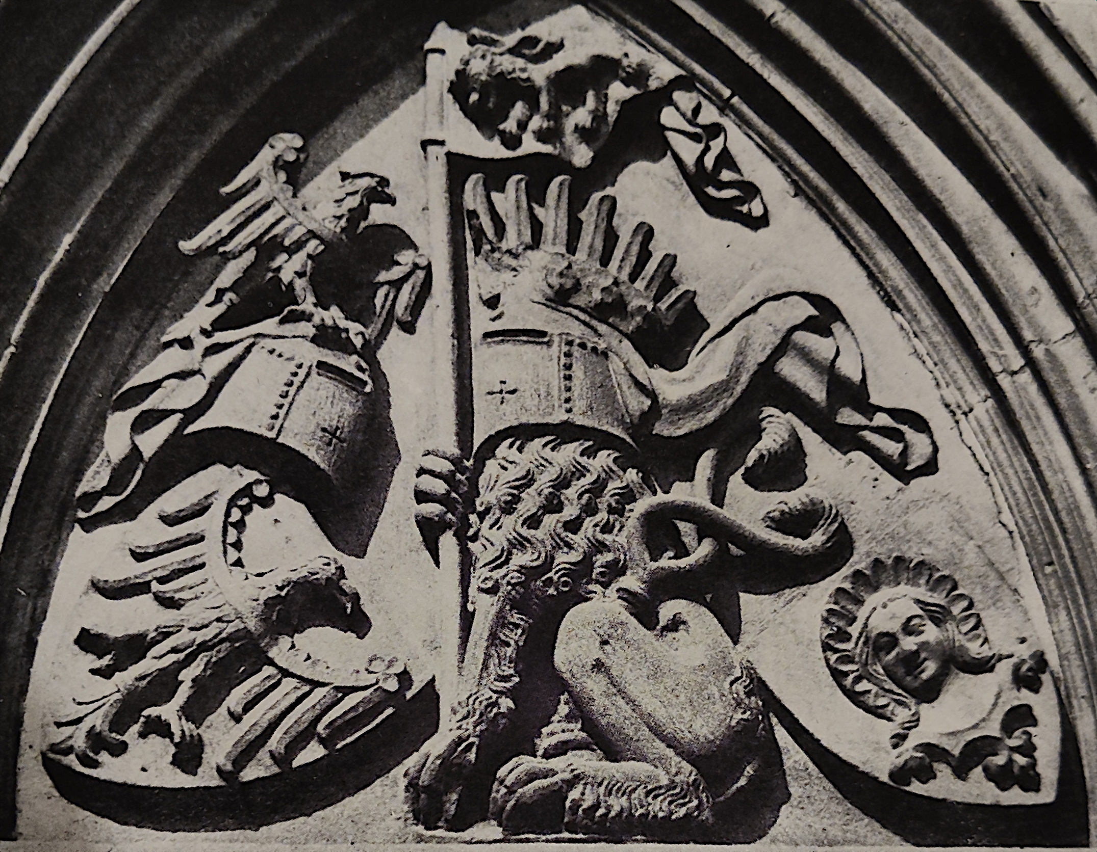 Ratusz we Wrocławiu, portal wschodni, tympanon. Fot. J. Mierzecka. Źródło: M. Zlat, Ratusz wrocławski.