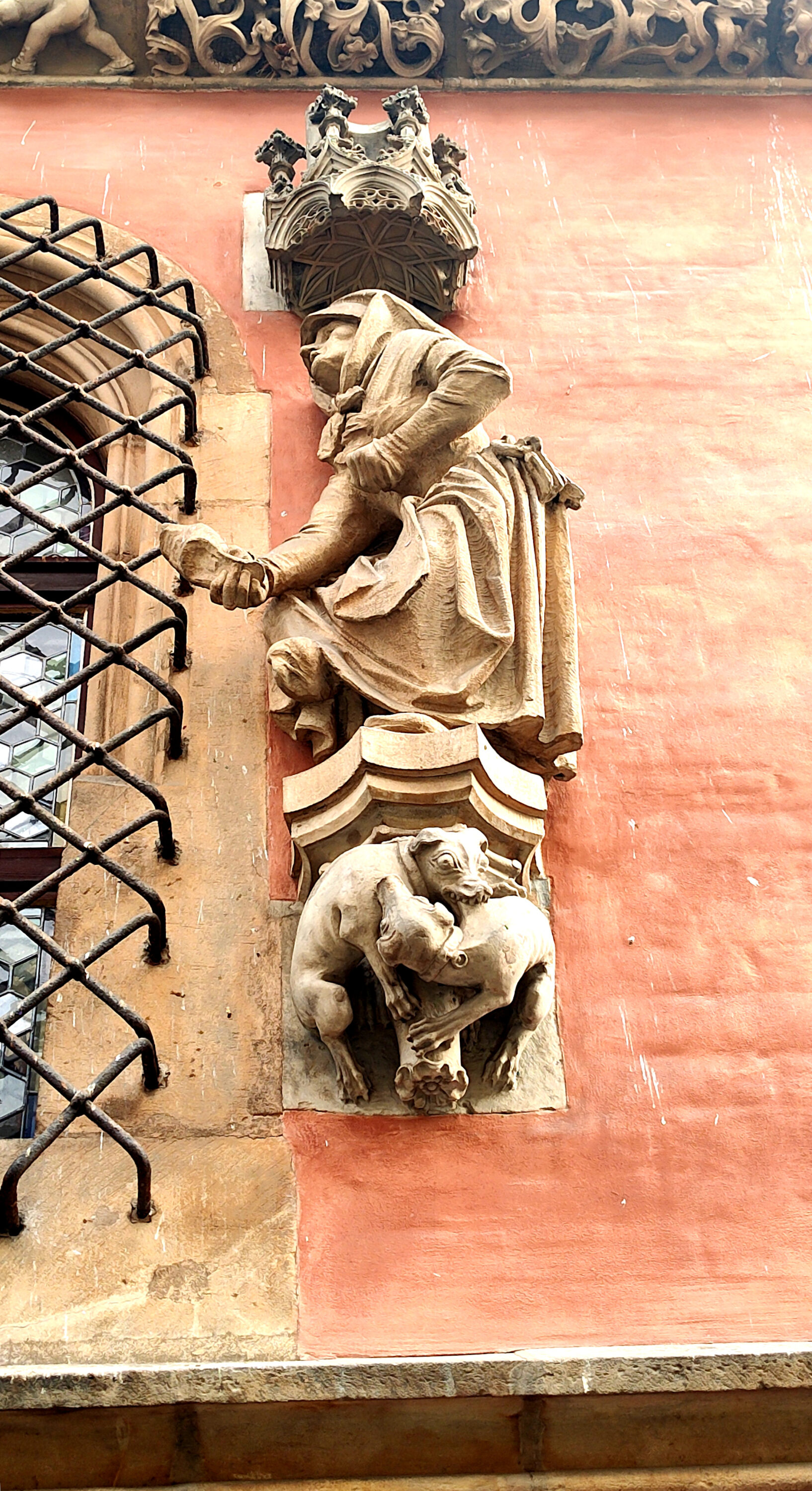 Wrocław, ratusz. Rzeźba – prawdopodobnie „żona pijaka” – nad Piwnicą Świdnicką. Fot. Paweł Słupianek