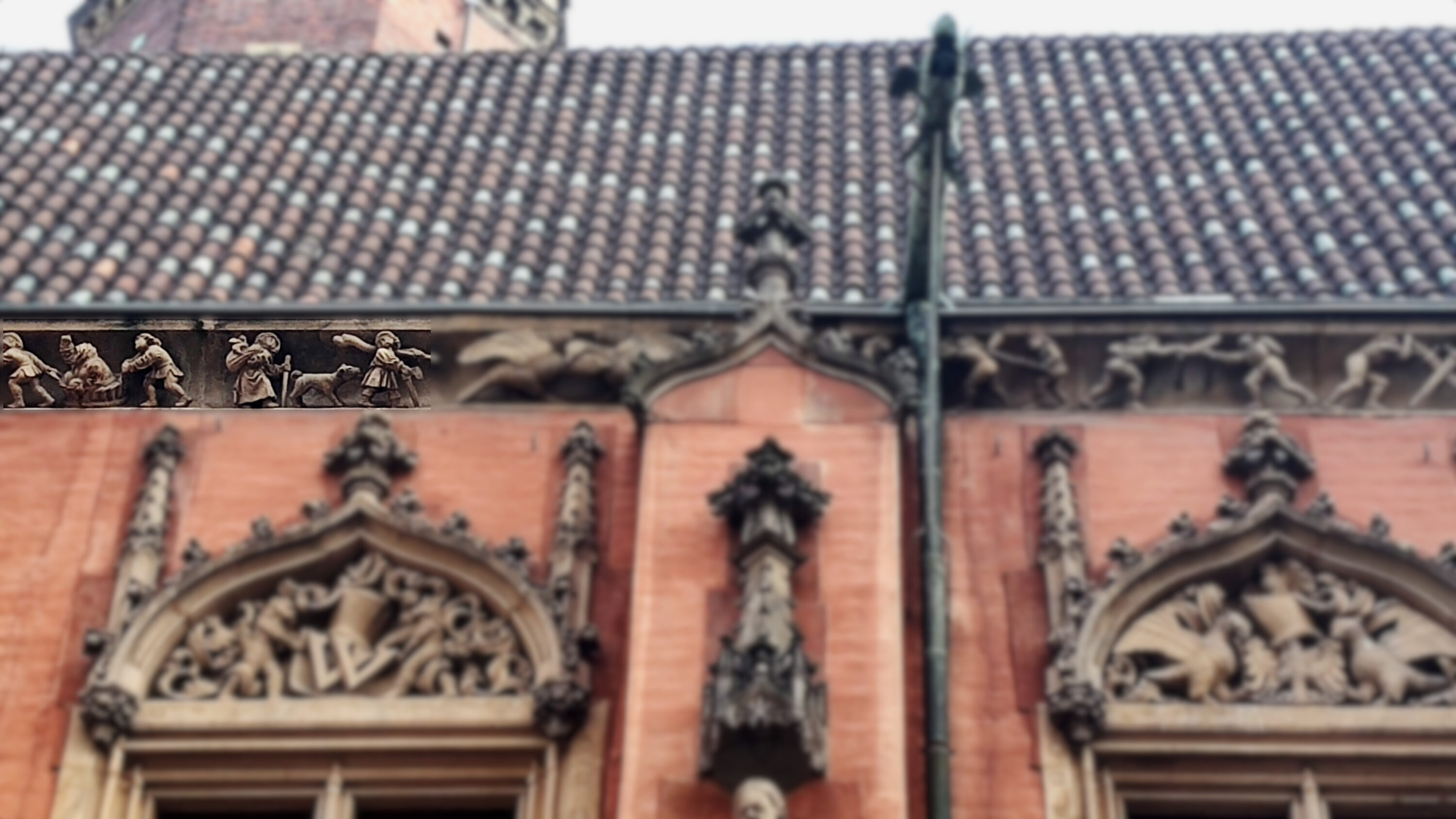 Fragment południowej fasady ratusza we Wrocławiu – sceny z życia codziennego. Fot. Paweł Słupianek