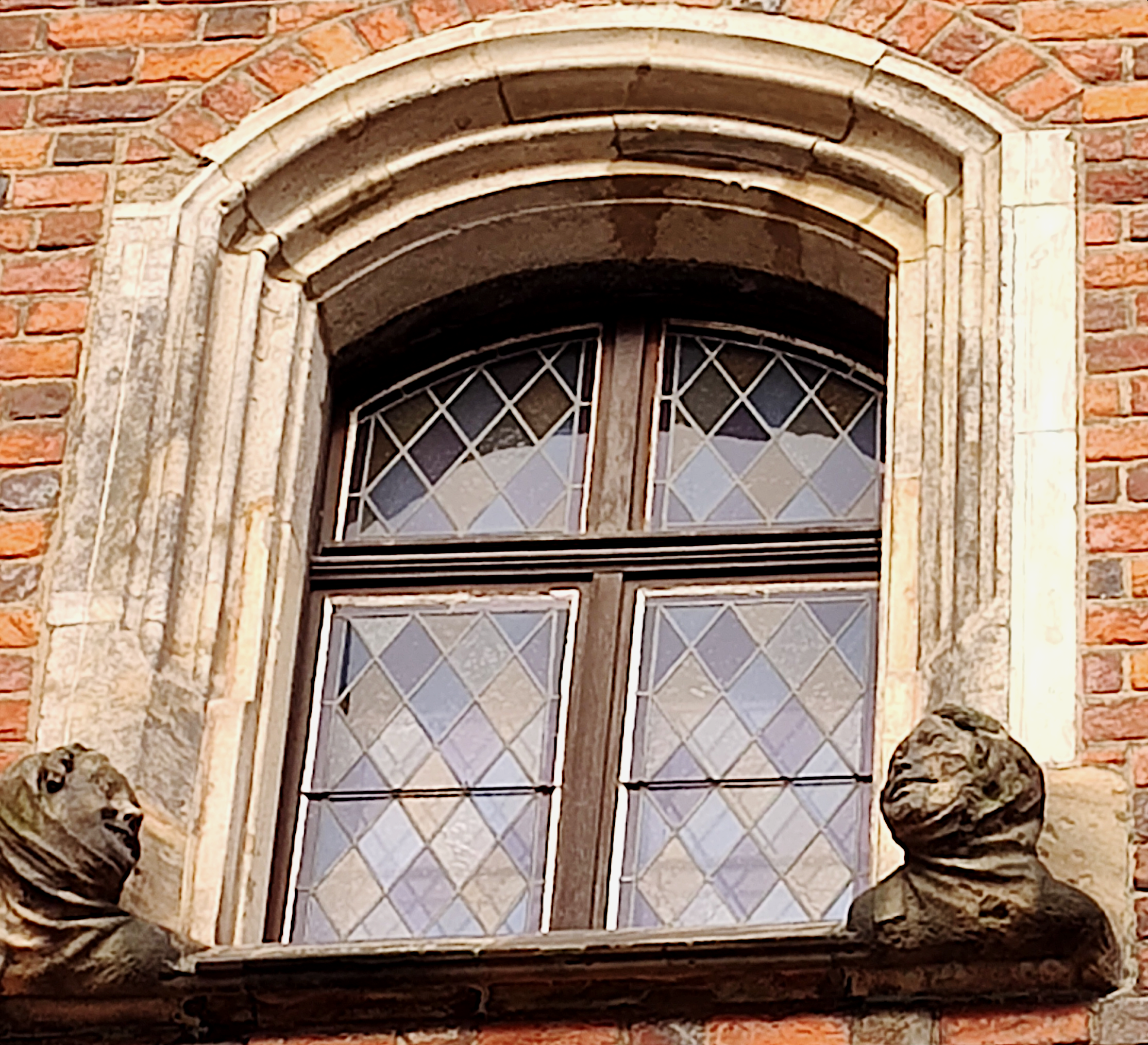 Ratusz we Wrocławiu – fasada wschodnia z rzeźbami okiennymi. Fot. Paweł Słupianek.