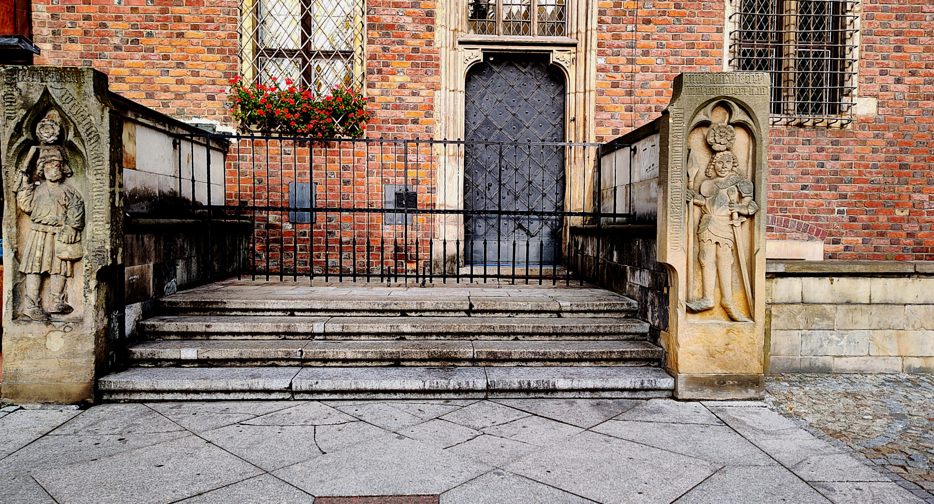 Wschodnia fasada Ratusza we Wrocławiu z rzeźbami przedstawiającymi pachołka zbrojnego i posłańca sądowego. Fot. Paweł Słupianek.