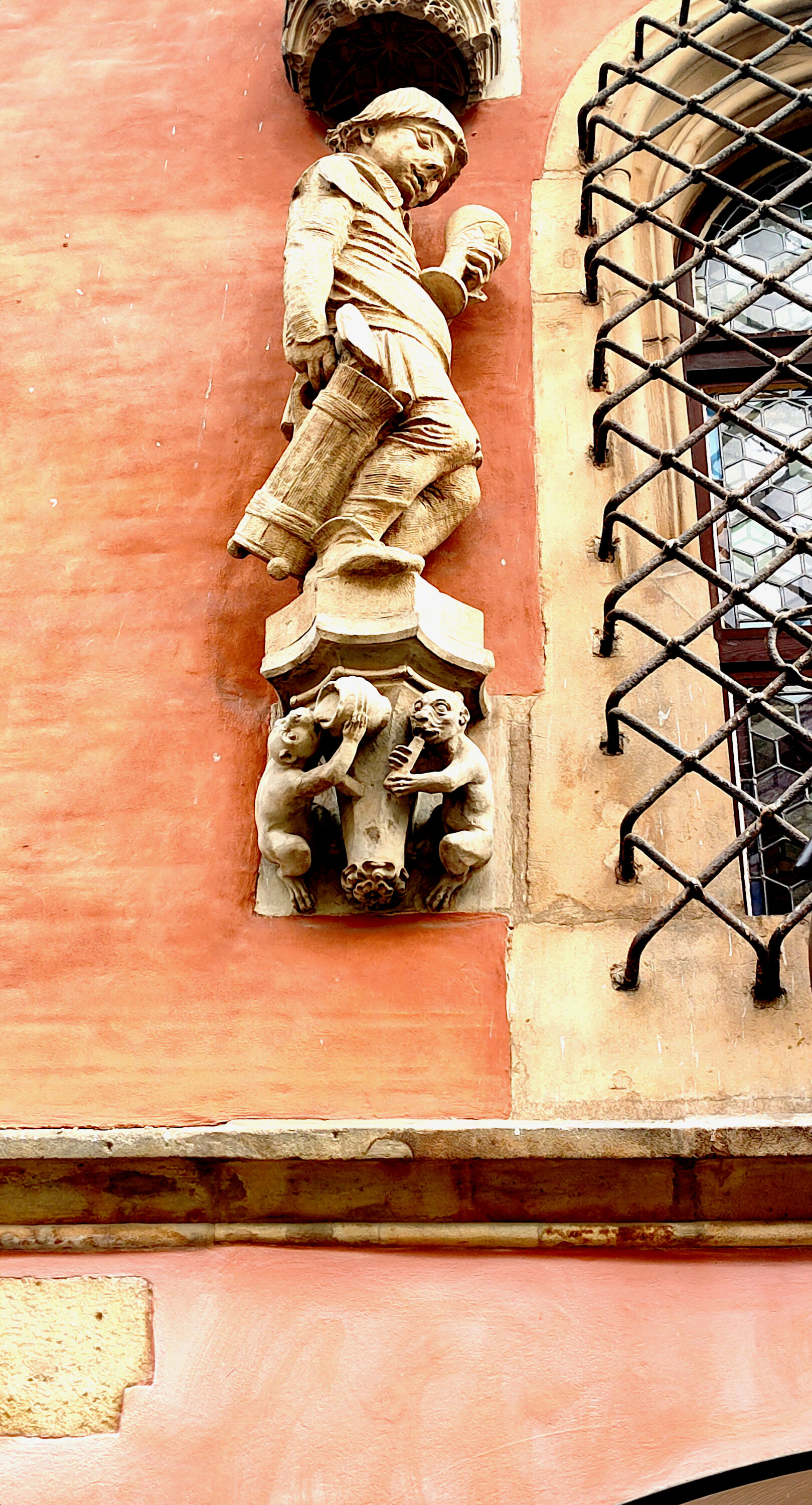 Wrocław, ratusz. Rzeźba „Pijaka” nad Piwnicą Świdnicką. Fot. Paweł Słupianek