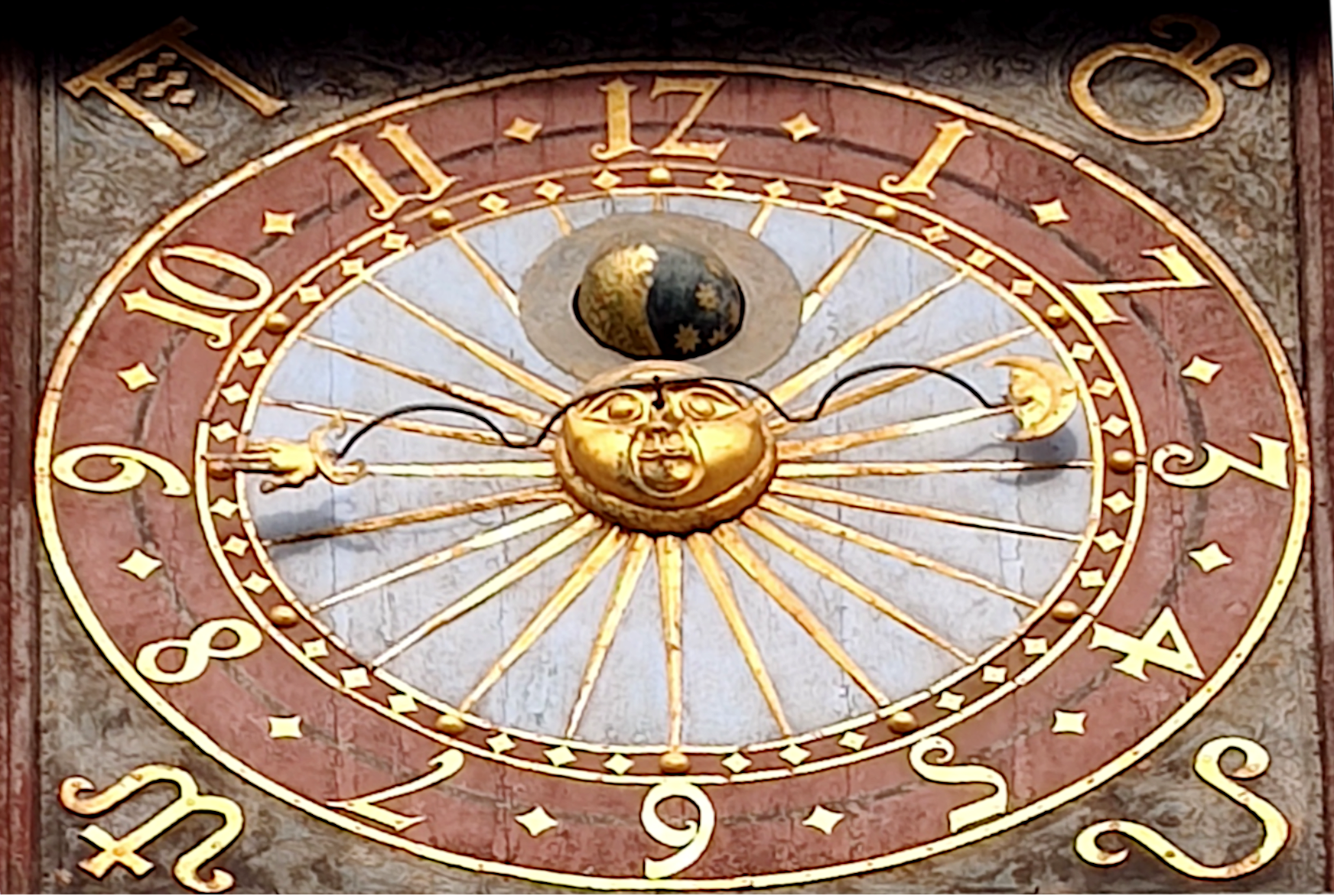 Ratusz we Wrocławiu, fasada wschodnia, zegar słoneczny. Fot. Paweł Słupianek