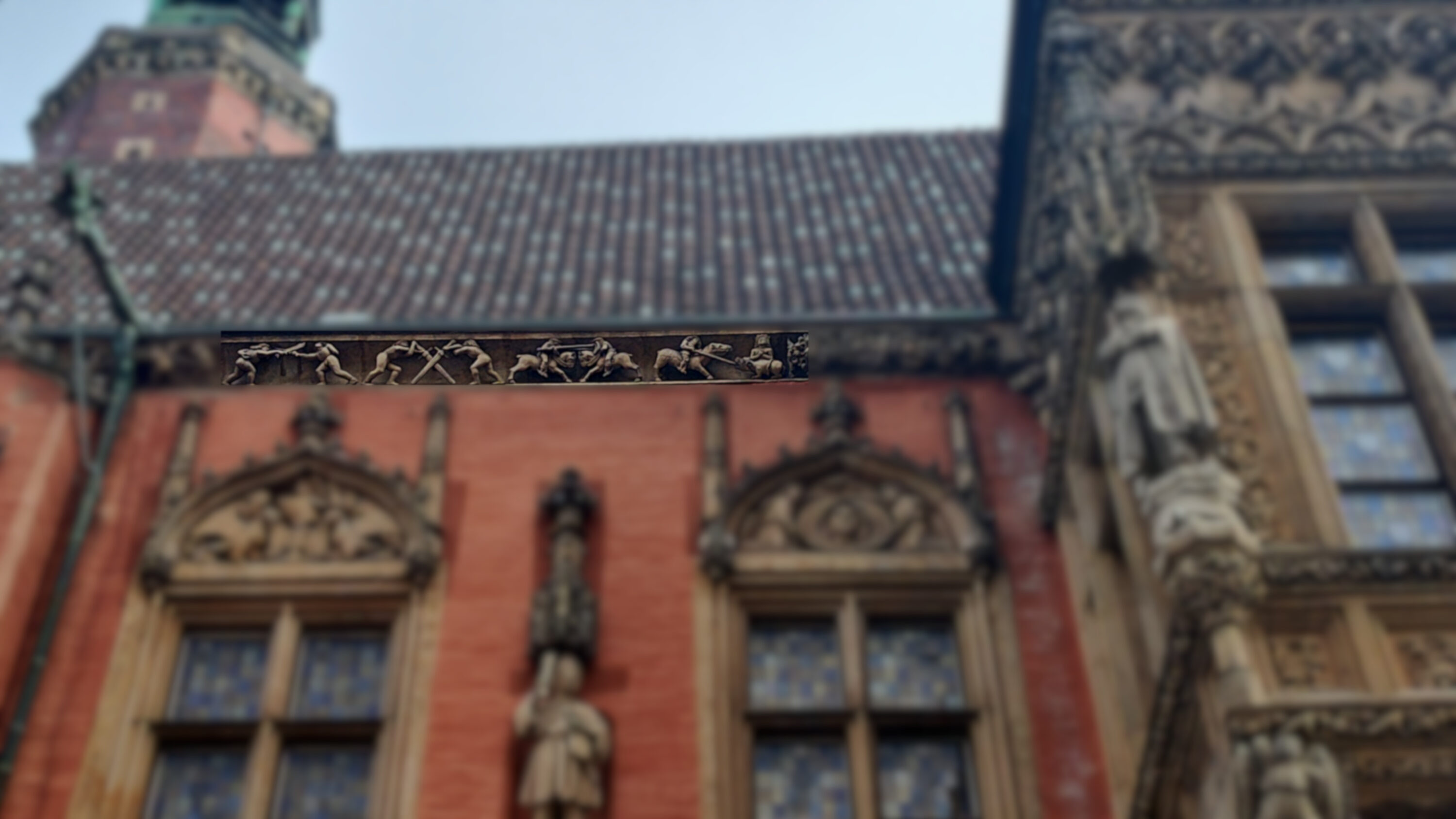 Fragment południowej fasady ratusza we Wrocławiu – sceny turniejów rycerskich. Fot. Paweł Słupianek